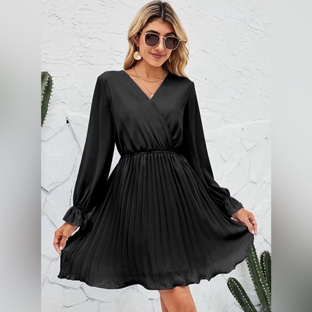 BBX Lephsnt Elegant Black Accordian Detail Dress Sz Small! - Picture 2 of 10